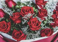 A joven le llevaron flores de San Valentín y luego la mataron