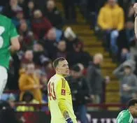 ¿Qué quiso hacer el reemplazo de Emiliano Martínez? Insólita expulsión en Aston Villa vs. Newcastle