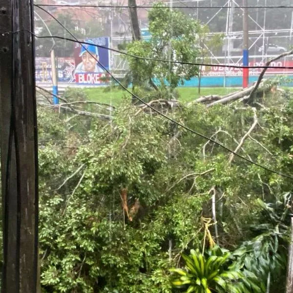Fuertes lluvias y tormenta eléctrica en Medellín ocasionaron múltiples emergencias en distintos sectores de la capital antioqueña este 14 de febrero.