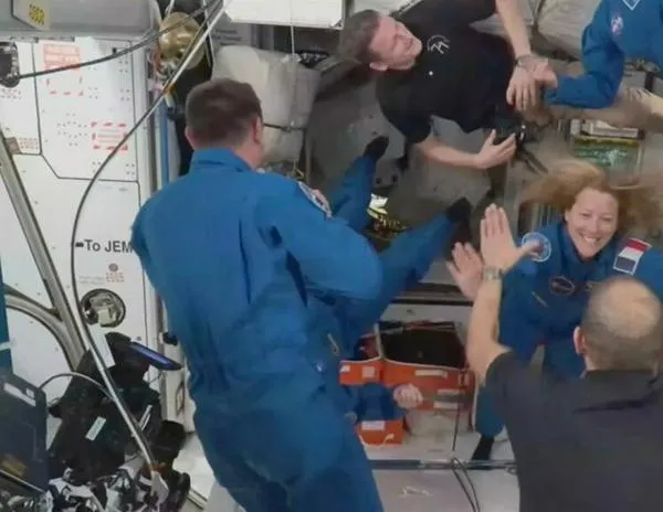 La francesa Sophie Adenot y otros tres astronautas de la misión Crew-12 llegan a la EEI