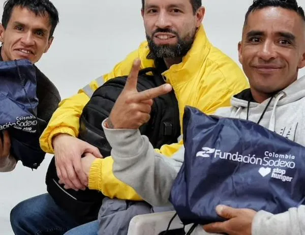 Habitantes de calle reciben kits escolares para promover sus estudios 