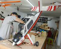 Una pasión de tres décadas: Julián construye aviones a escala de hasta 4 metros en Manizales y forma talentos