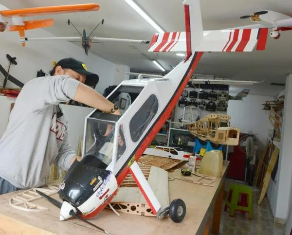 Una pasión de tres décadas: Julián construye aviones a escala de hasta 4 metros en Manizales y forma talentos