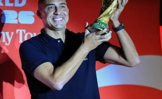 El trofeo de la Copa del Mundo llega a Bogotá de la mano de Trezeguet