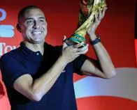 El trofeo de la Copa del Mundo llega a Bogotá de la mano de Trezeguet