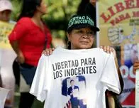 Familiares de encarcelados protestan contra los juicios masivos en El Salvador