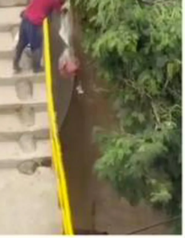 No aprenden: los pillaron tirando escombros a una quebrada de Medellín y recibieron dura sanción