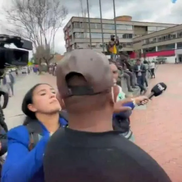 Ataque a periodista de Red Más en bloqueo contra funcionarios en Bogotá: video