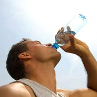 Cuál es la bebida más hidratante, según la ciencia: inesperado producto natural supera al agua