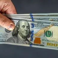 Dólar amaneció con leve cambio y espera crucial dato del Banco de la República