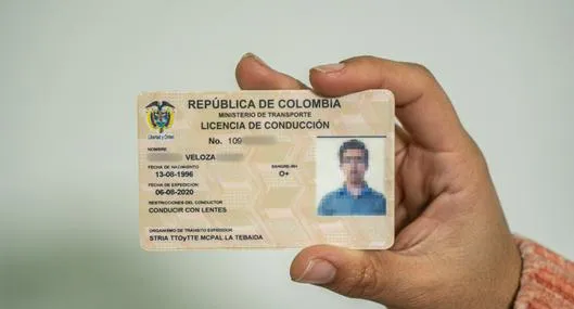 Ciudadanos que ya no deberán presentar la licencia de conducción cuando manejen