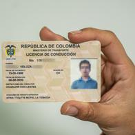 Ciudadanos que ya no deberán presentar la licencia de conducción cuando manejen