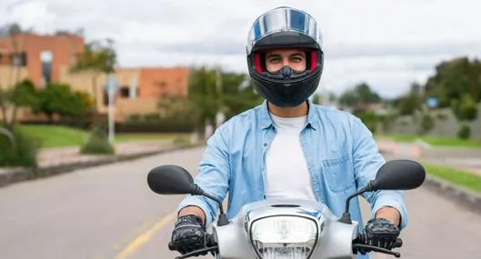 Cuál es la multa por conducir moto con visera del casco levantado Colombia 2026