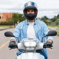 Motociclistas que conducen con visera del casco levantada en Colombia, avisados por multa en 2026