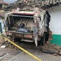 Camión recolector de basura se estrelló contra casa en La Candelaria en Bogotá hoy 17 de febrero y quedó incrustado en la vivienda.