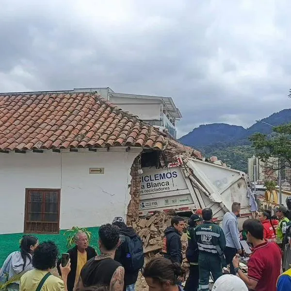 Así quedó una casa en La Candelaria, centro de Bogotá, donde un camión de basura chocó