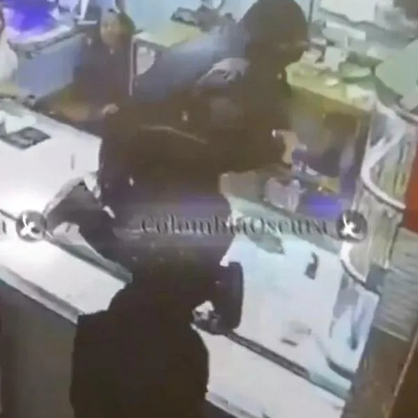 Momento en el que unos ladrones atracan una joyería en San Andresito de San José, en Bogotá