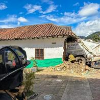 "Era un terremoto": habló dueño de local afectado por camión de basura que se incrustó en casa, en La Candelaria. 