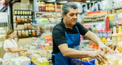 Estudio revela que las tiendas de barrio pierden clientes frente a las tiendas de descuentos duro como D1, Ara e Ísimo en Colombia.