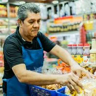 Estudio revela que las tiendas de barrio pierden clientes frente a las tiendas de descuentos duro como D1, Ara e Ísimo en Colombia.