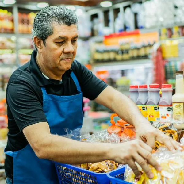 Estudio revela que las tiendas de barrio pierden clientes frente a las tiendas de descuentos duro como D1, Ara e Ísimo en Colombia.