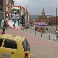En círculo, la pelea con machetes de vendedores informales en el sector del 20 de Julio en Bogotá (fondo)