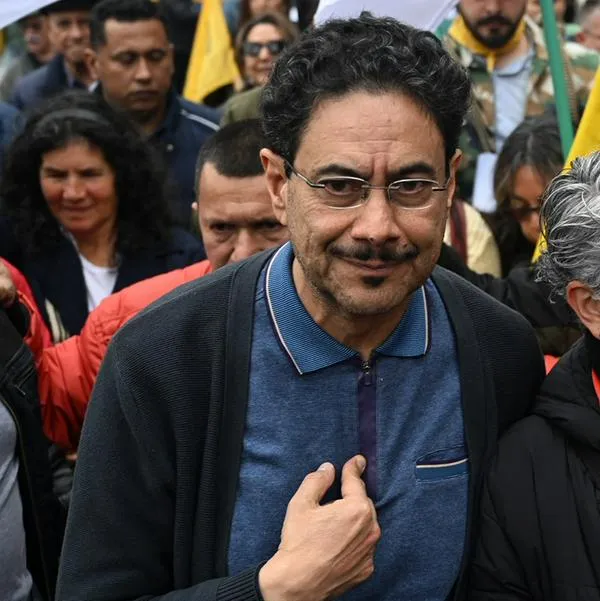 Buscan que EE. UU. investigue correos de jefe de Farc que nombran a Iván Cepeda