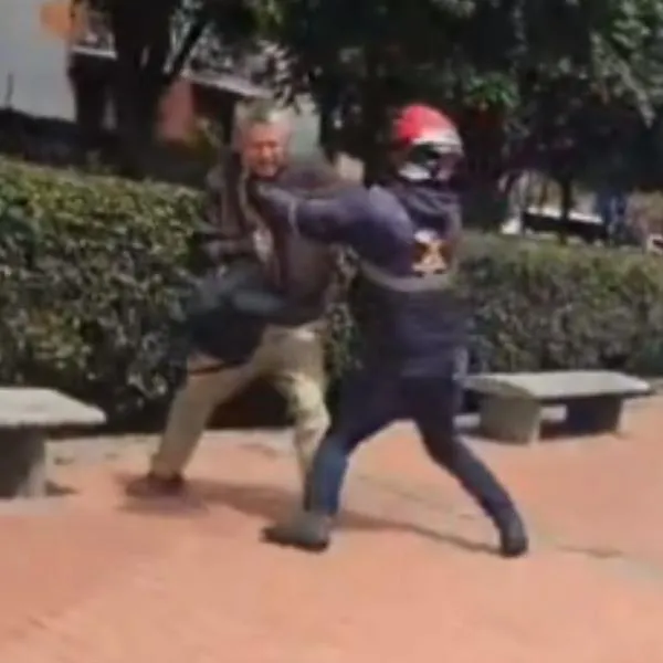 Motociclista le pegó a adulto mayor en Bogotá le dijo no pase por zona prohibida