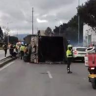 Caos en la Autopista Sur (Bogotá) por camión que se volcó: trancón de una hora