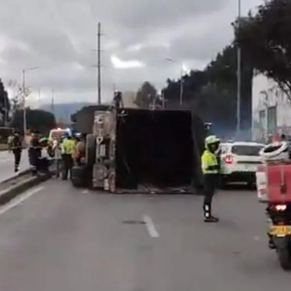 Caos en la Autopista Sur (Bogotá) por camión que se volcó: trancón de una hora