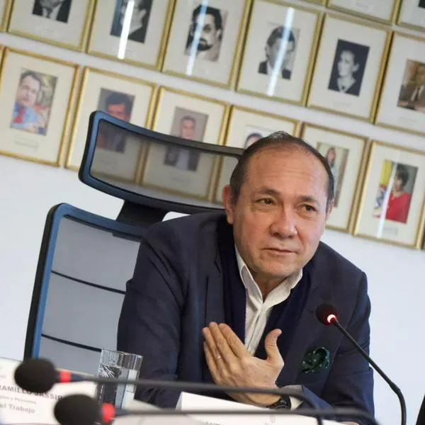 Ministro Sanguino, señalado de beneficiar familiares con contratos por más de $ 1.000 millones, cada uno con tres. 