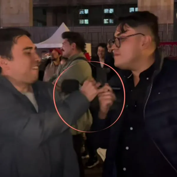 Seguidor de Gustavo Petro lanzó micrófono de influencer por caso Kevin Acosta