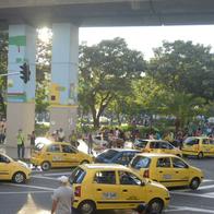 La mala carrera que viven los taxis en Colombia: conductores están pasando aceite por lo que está pasando con sus carros.   