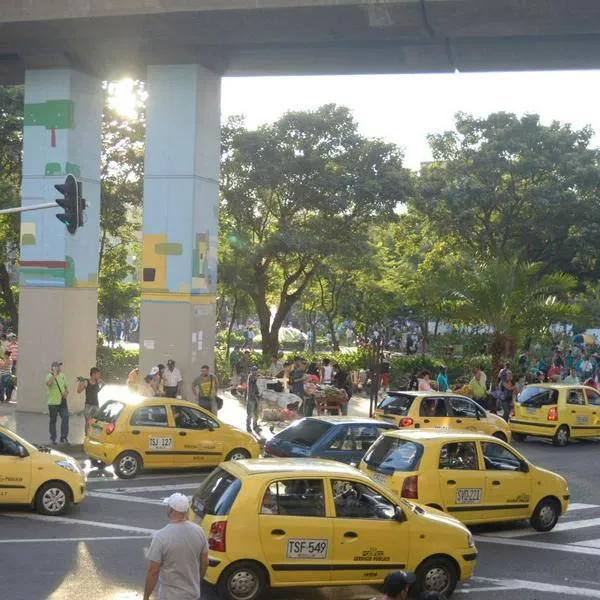 La mala carrera que viven los taxis en Colombia: conductores están pasando aceite por lo que está pasando con sus carros.   