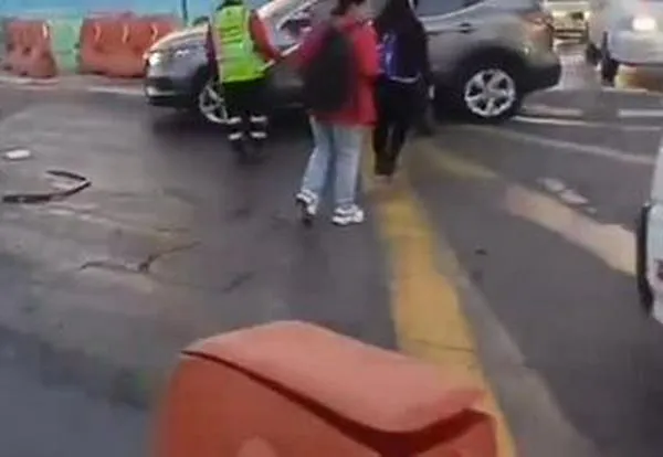 Fuerte choque en la calle 100 terminó con carro volcado: investigan exceso de velocidad