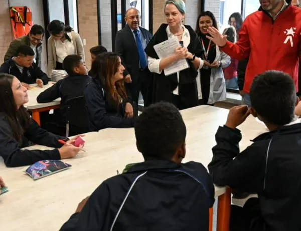 Bogotá inaugura colegio Alexander Fleming y lanza estrategia ‘Redes sociales hoy: manejo inteligente’ 