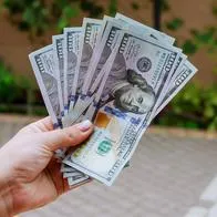 Descubre por qué el dólar volvió a moverse frente al peso colombiano esta semana y qué factores internacionales y locales están influyendo.