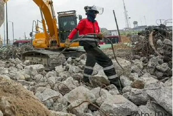 Cierre nocturno en la carrera 68 por demolición de puente peatonal