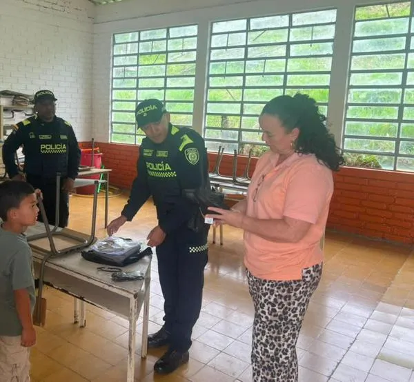 Solidaridad: Policía de San Bartolomé (Pácora) llevó alegría a un niño que no tenía uniformes para estudiar 