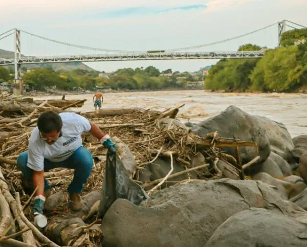 20 pescadores sacaron media tonelada de basuras del río Magdalena: Emas, empresa de Manizales, apoyó limpieza