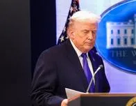 Trump firma una orden que impone un arancel global del 10% de forma temporal tras el revés con el Supremo