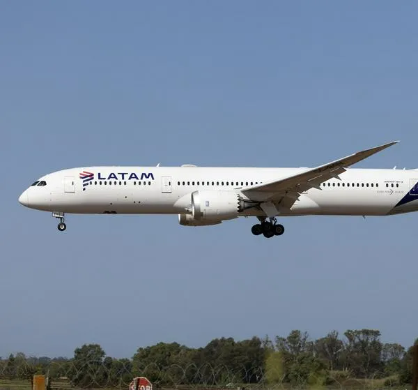 ROME, ITALY - 2024/07/27: A LATAM Airlines Boeing 787-9 Dreamliner landing at Rome Fiumicino airport. More than 50 passengers were injured after a sudden drop on LATAM Boeing 787 flying from Sydney to Auckland in May 2024. (Photo by Fabrizio Gandolfo/SOPA Images/LightRocket via Getty Images)
