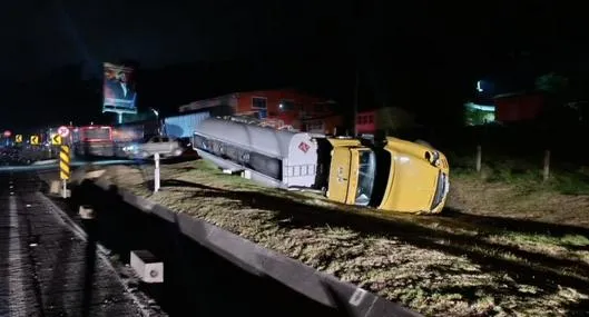 Accidente en vía al Llano provocó cierre total por derrame de combustible