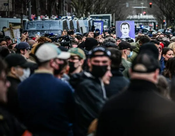 En una marcha con saludos nazis en Lyon, la extrema derecha rindió homenaje a Quentin Deranque