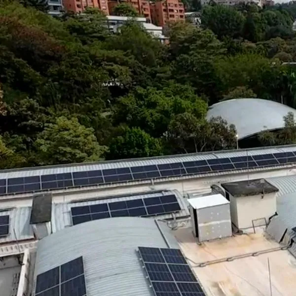 La sede Robledo del ITM en Medellín ya genera su propia energía y cargará hasta sus buses eléctricos
