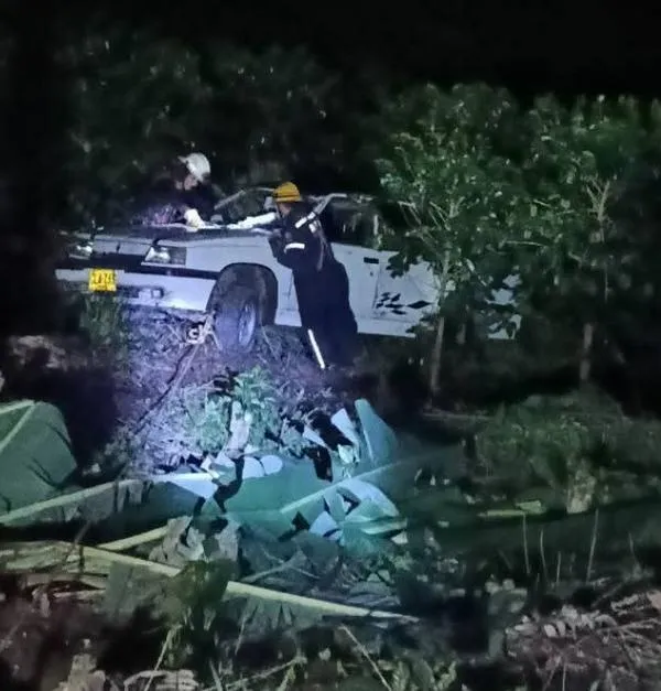 Accidente en zona rural de Caldas: vehículo cae 20 metros por ladera, ¿hay víctimas?