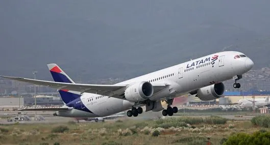 Aparece video de cómo helicóptero cruzó por El Dorado y casi causa tragedia con avión de Latam que abortó despegue. 