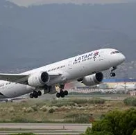 Aparece video de cómo helicóptero cruzó por El Dorado y casi causa tragedia con avión de Latam que abortó despegue. 