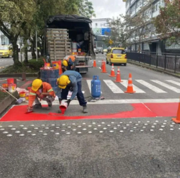 ¿Por qué algunos cruces de peatones son rojos? Multa de más de un millón