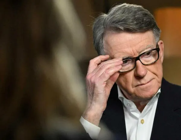 Exembajador británico Peter Mandelson, detenido ante investigación por sus lazos con el pederasta Epstein